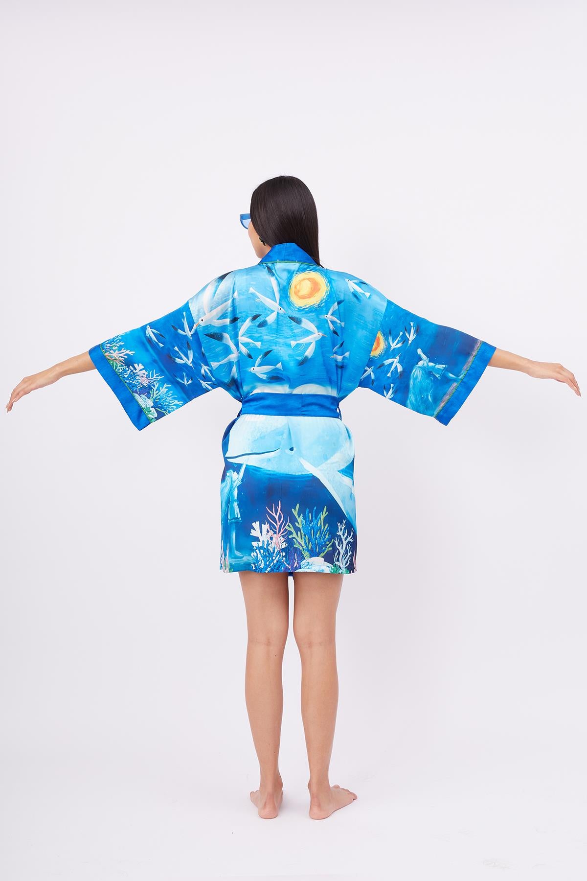 Peraluna-Ocean Story Short Kimono Balık Kuş Ve Kız çocuk Baskılı 90 Cm Kısa Saten Kadın Kimono Deniz Mavisi-Kimono-7-fleurdirect.live