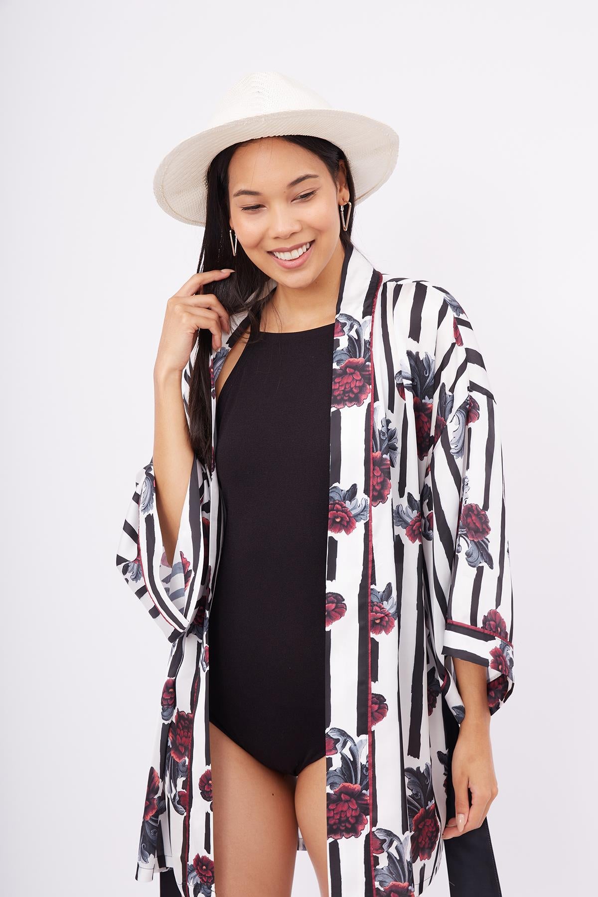 Peraluna-Stripe Garden Short Kimono Çizgili Güllü Baskılı 80 Cm Kısa Saten Kadın Kimono-Kimono-5-fleurdirect.live