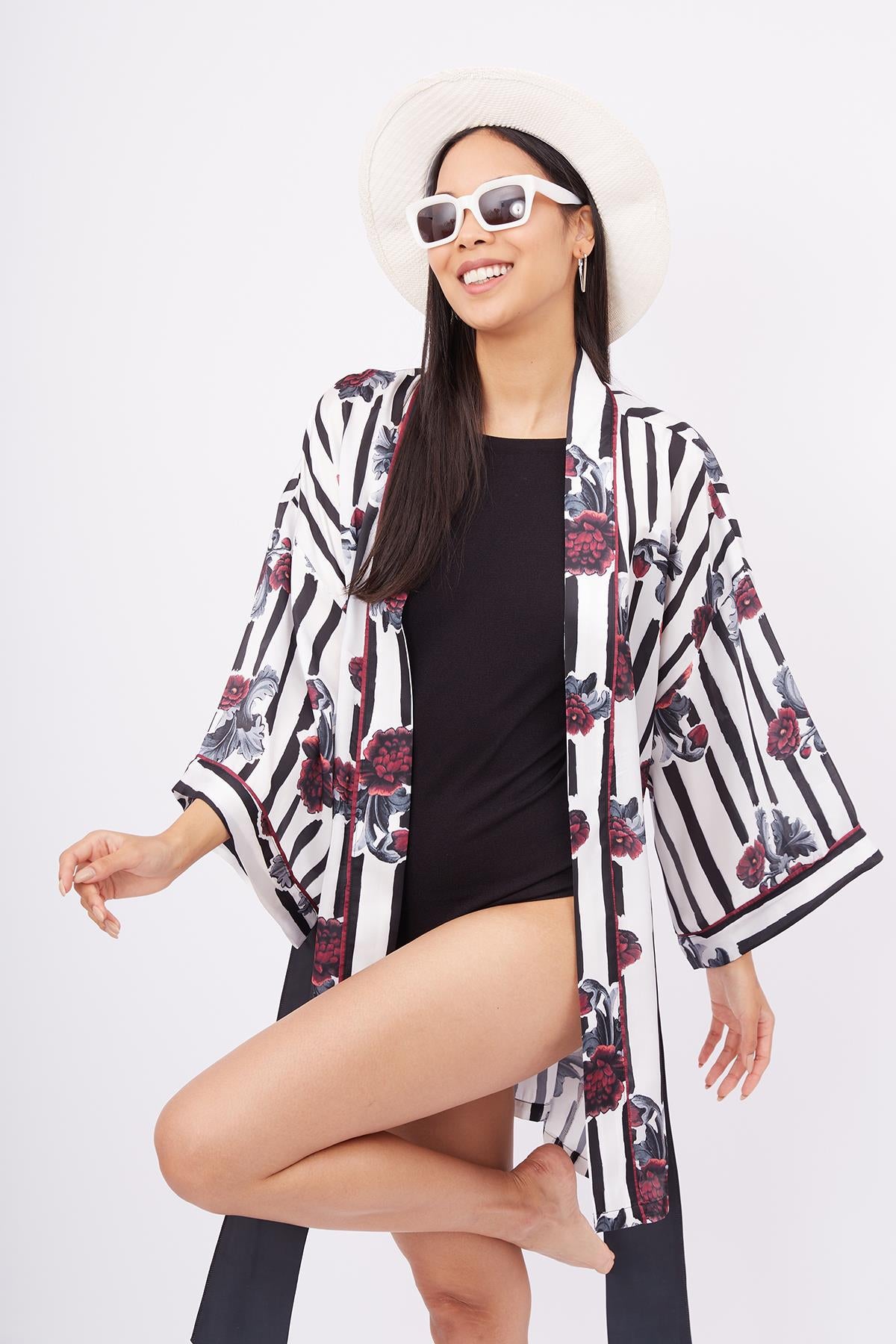 Peraluna-Stripe Garden Short Kimono Çizgili Güllü Baskılı 80 Cm Kısa Saten Kadın Kimono-Kimono-8-fleurdirect.live