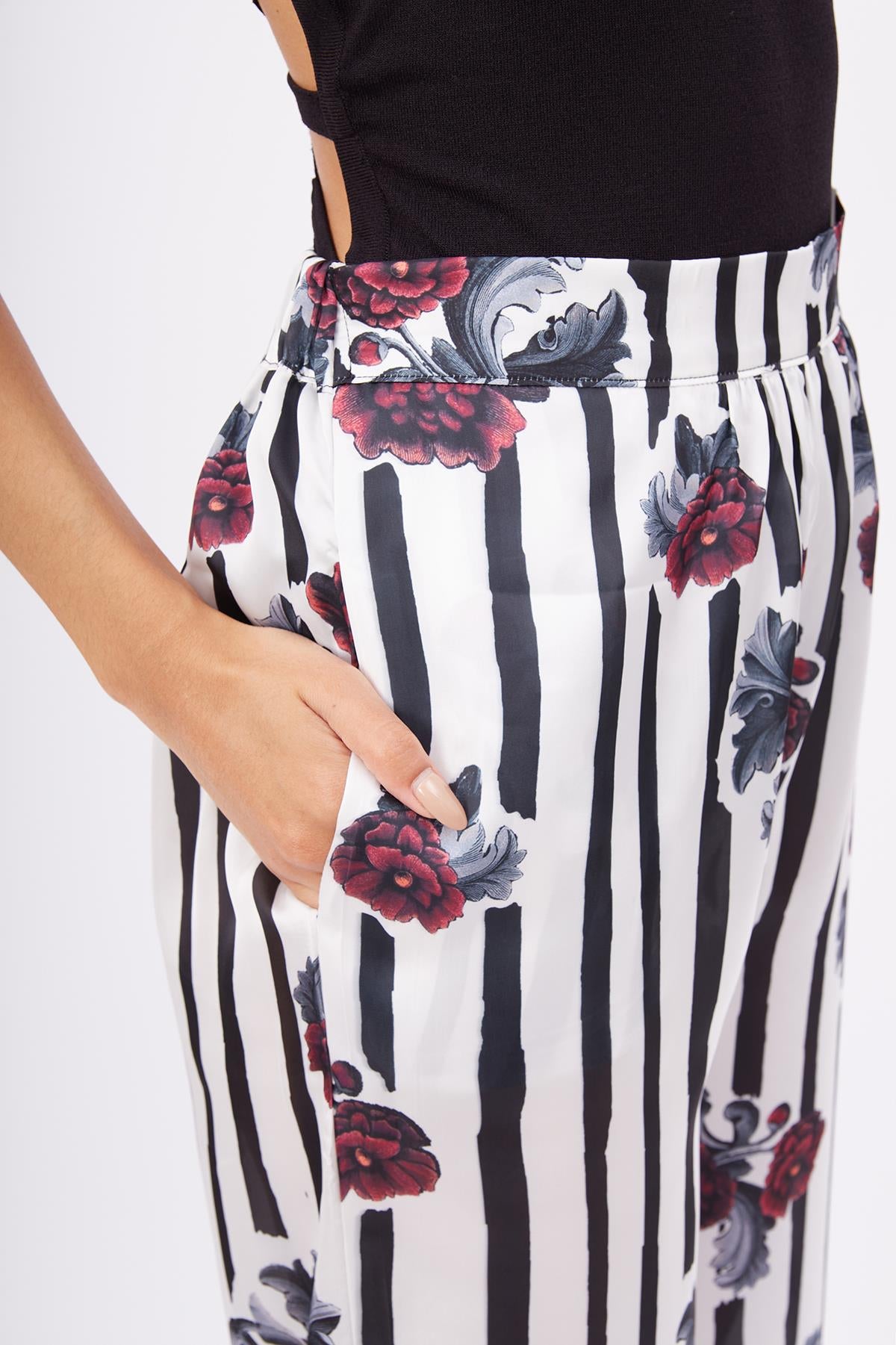 Peraluna-Stripe Garden Trouser Çizgili Güllü Baskılı Saten Kadın Pantolon-Pantolon-3-fleurdirect.live