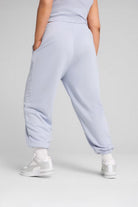 Puma-ESS Relaxed Sweatpants op Modern-Eşofman-4-fleurdirect.live