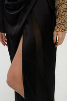 Valnue Lingerie-Olympia Siyah Nakış Detaylı Sırt Dekolteli İpek Sabahlık-Gecelik-3-fleurdirect.live