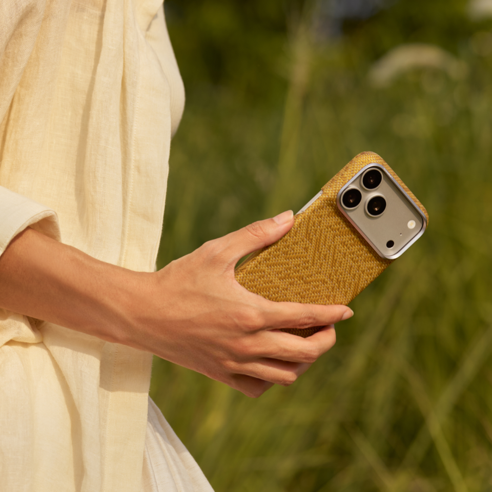 Iphone 18 Pro Karbon Kılıf Magsafe Uyumlu Aramid Fiber - Edge Golden Drift
