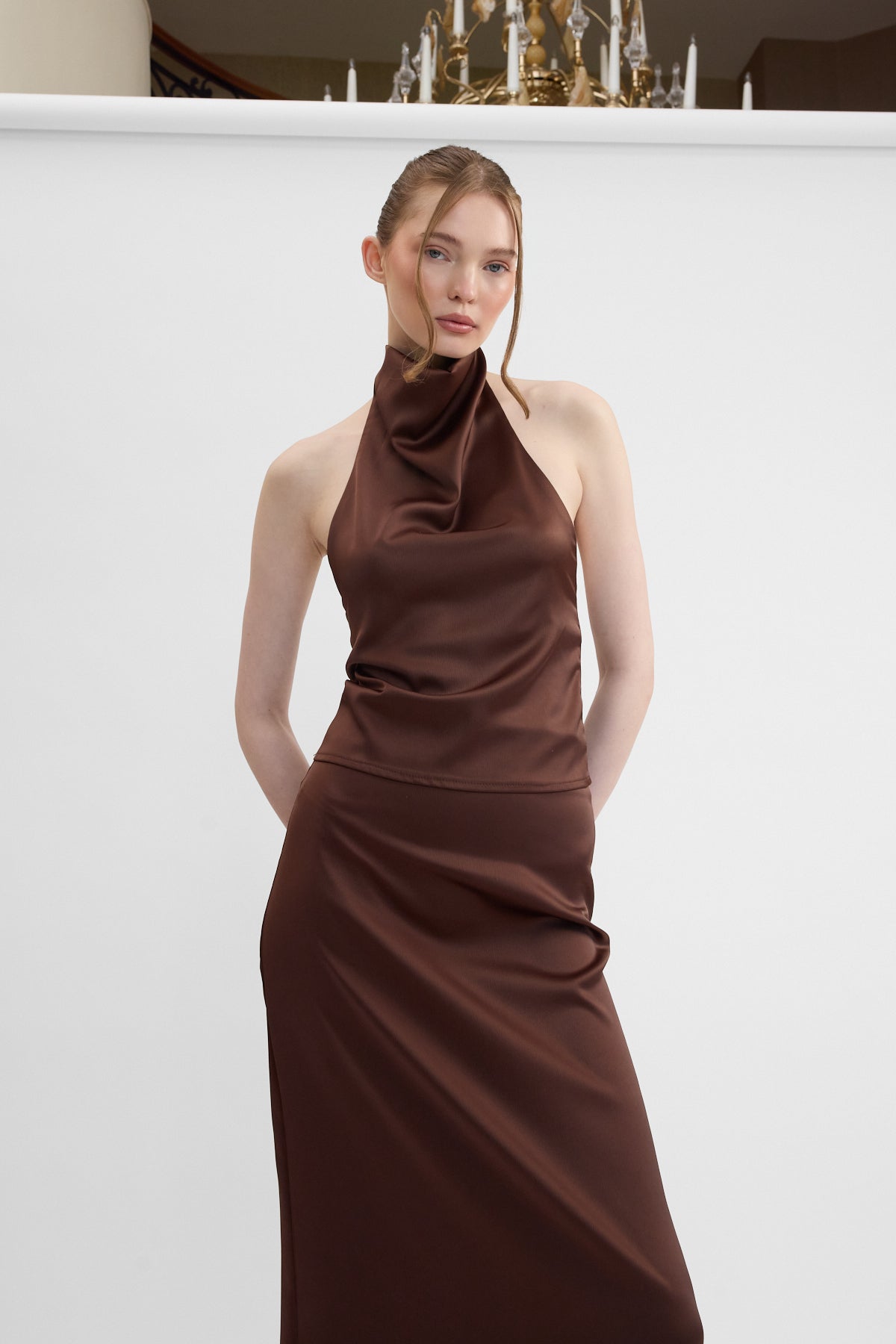 Rubina Saten Sırtı Açık Bluz - Kahve - 3